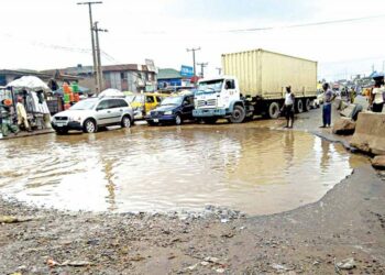 FG begins emergency repairs on Lagos-Sango-Otta-Abeokuta road